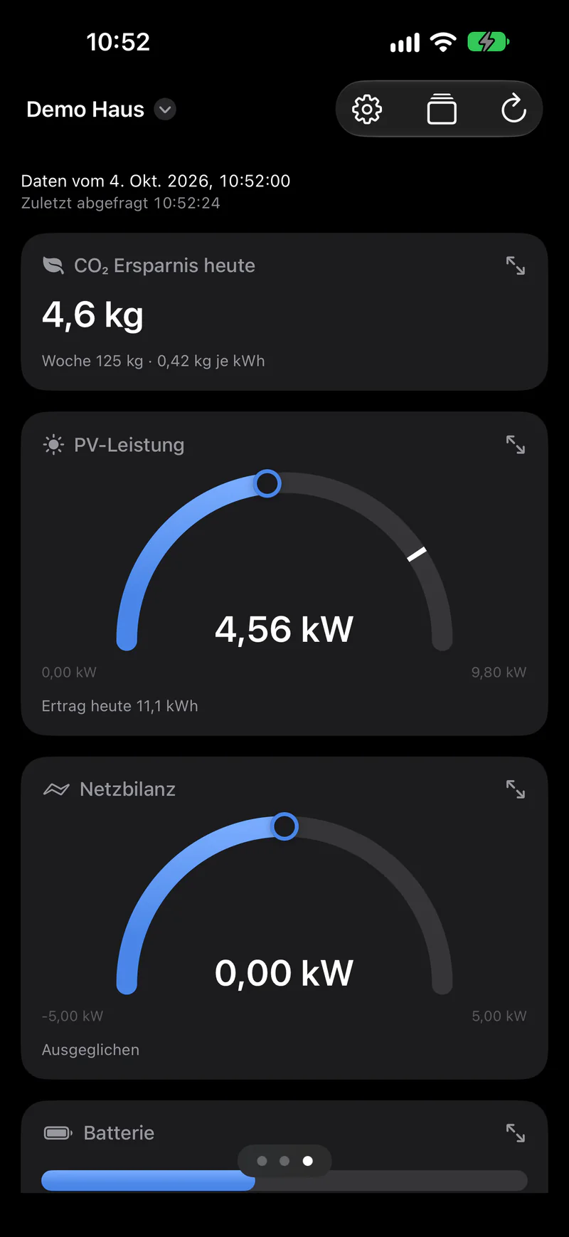 Die Andon-App auf einem iPhone mit der Ansicht Demo Haus: CO₂-Ersparnis heute, PV-Leistung und Netzbilanz.